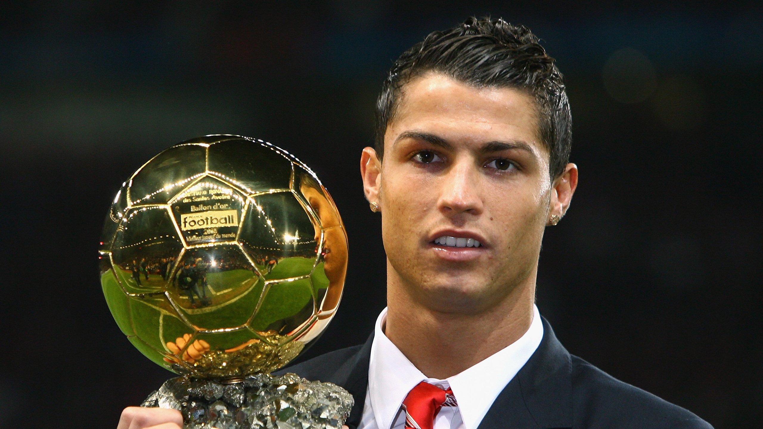 “中国女足首次亮相国际赛场，取得历史性突破”，中国女足队员获国际足联